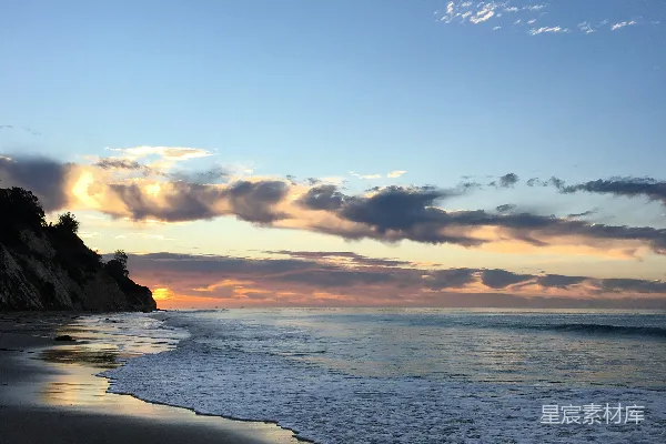高清摄影 海浪在夕阳下拍打着海岸。