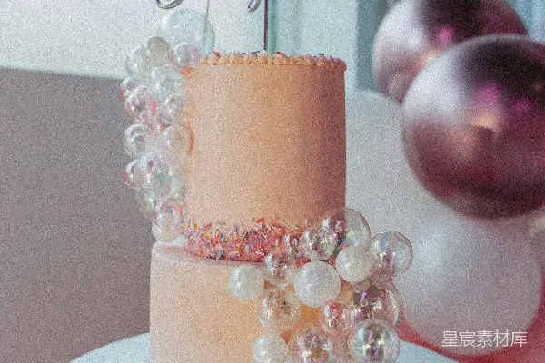高清摄影 一个生日蛋糕放在桌子的上面