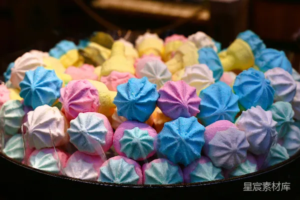 高清摄影 一盘色彩缤纷的蛋白酥饼干