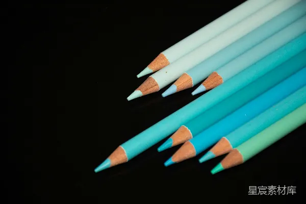 高清摄影 一张彩色铅笔的特写照片
