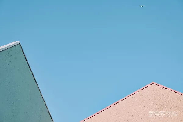 高清摄影 青绿色和桃色的建筑在清澈的蓝天背景下显得格外鲜明。