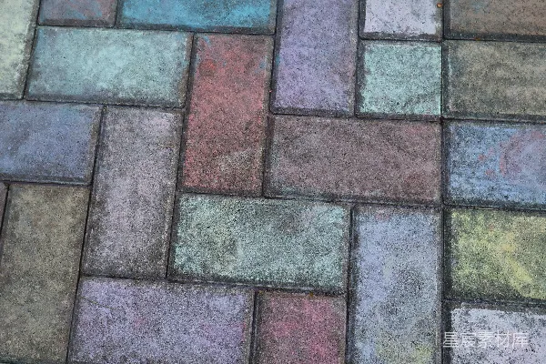 高清摄影 彩色粉笔画覆盖的铺路石。