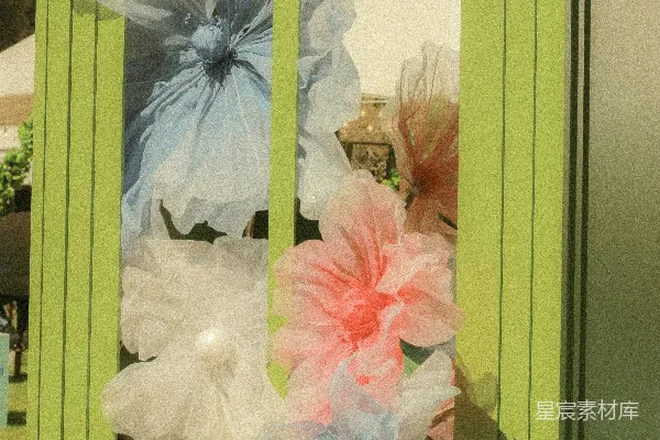 高清摄影 淡色的纸巾花装饰着绿色的柜子。