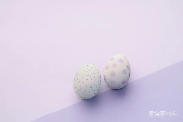 高清摄影 两个图案化的复活节彩蛋在柔和的背景上。