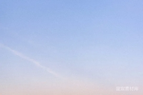 高清摄影 宁静的海洋上方有柔和的天空，海滩上覆盖着积雪。