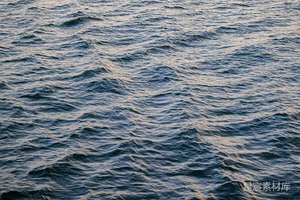 高清摄影 一艘船漂浮在一大片水域上