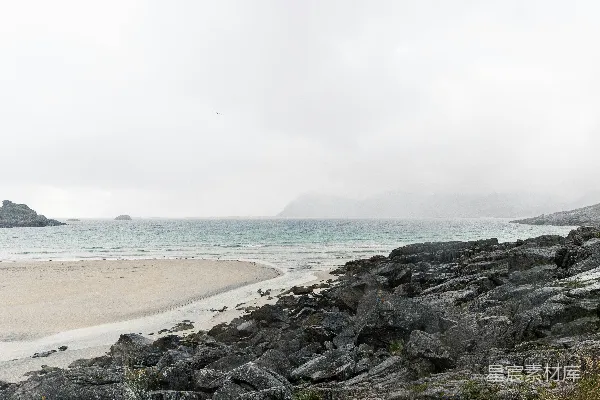 高清摄影 岩石海滩，背景中有水域。