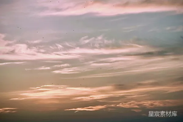 高清摄影 一架飞机在夕阳西下、云层密布的天空中飞行。