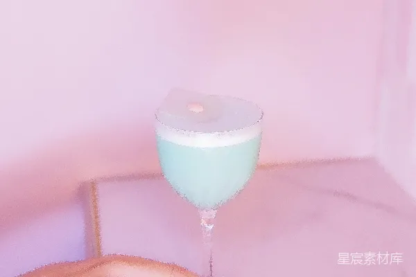 高清摄影 一只手拿着一杯蓝色液体