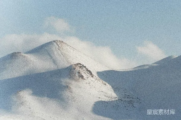 高清摄影 白天蓝天下的积雪山