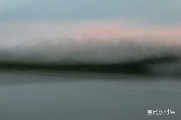 高清摄影 一张模糊的水面照片