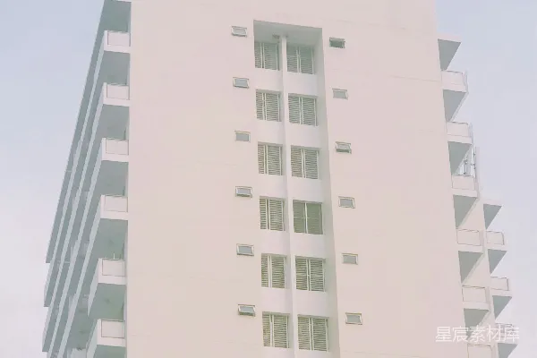 高清摄影 一座高大的白色建筑紧挨着一个停车计时器。