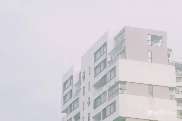 高清摄影 一座高大的白色建筑紧挨着另一座高大的白色建筑。