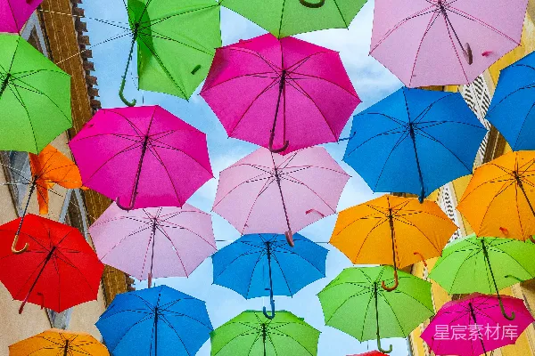 高清摄影 白天挂在电线上的彩色雨伞