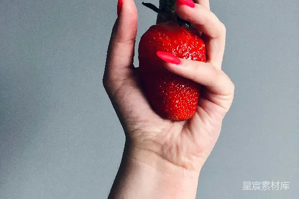 高清摄影 一只女人的手臂上有一小块纹身。