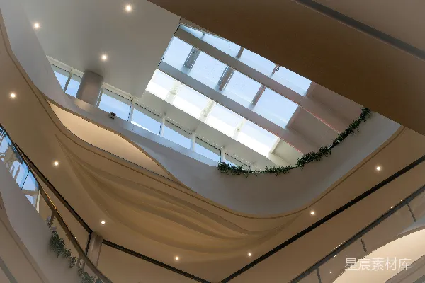 高清摄影 现代化的建筑内部，带有曲线墙壁和天窗。