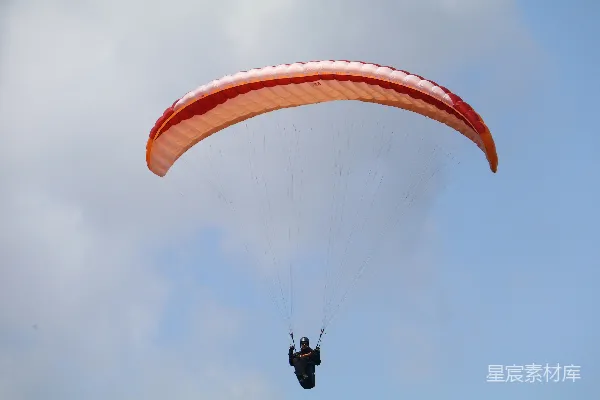 高清摄影 一个人在空中跳伞