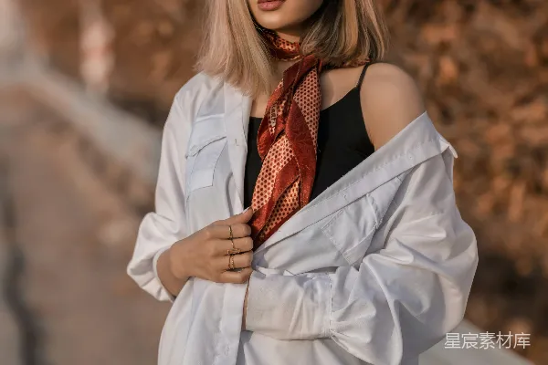 高清摄影 一个穿着白衬衫、打着红色领带的女人