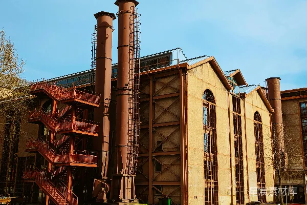 高清摄影 一座大型建筑，一侧有一条楼梯直通顶部。