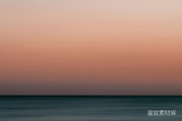 高清摄影 一张模糊的海景照片，夕阳映照。