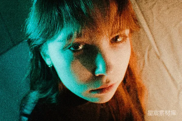 高清摄影 一位长发女性正看着镜头。