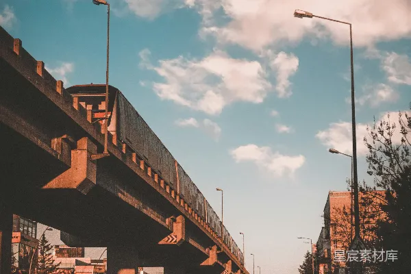 高清摄影 一条公路上的景象，背景中有一座桥。