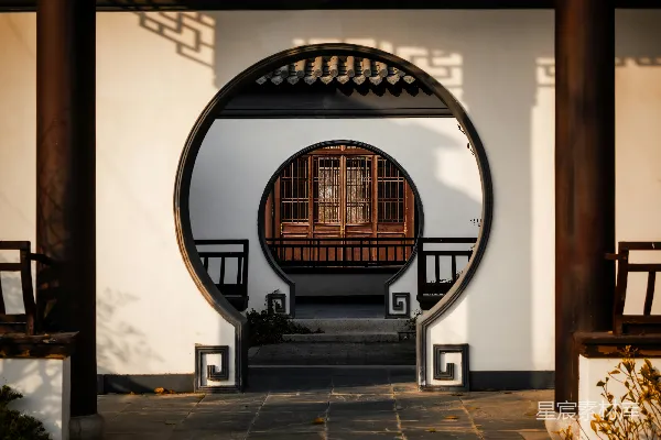 高清摄影 中国传统园林中的圆形门洞