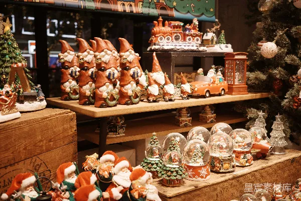 高清摄影 节日装饰展示，包括圣诞小矮人、雪球和装饰品。