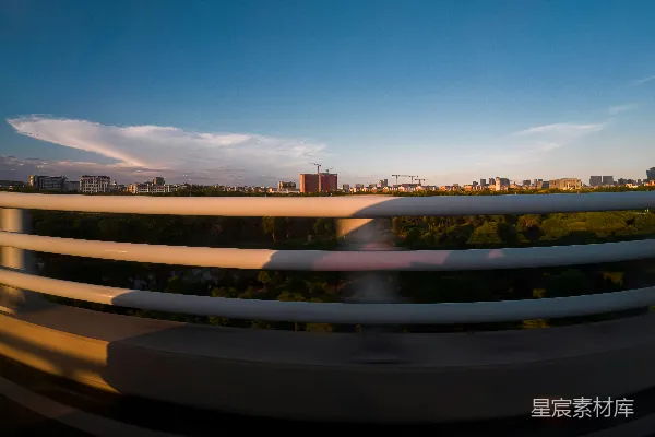 高清摄影 夕阳下从桥上看城市的天际线。