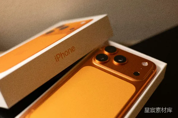 高清摄影 白色包装盒中的橙色iPhone