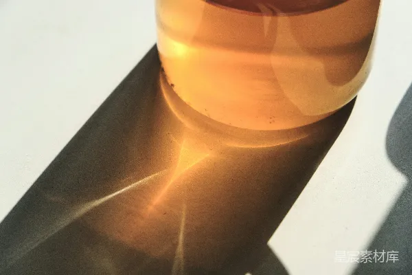 高清摄影 一张桌子上的一只酒杯的特写。