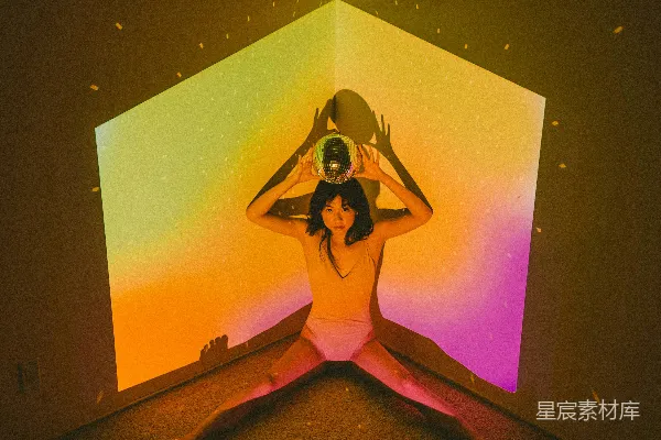 高清摄影 穿粉红色连衣裙的女子在画画