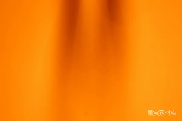 高清摄影 一张模糊的照片，照片中一个人拿着手机。