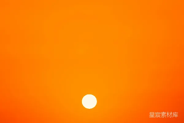 高清摄影 夕阳西下，天空一片橙色。