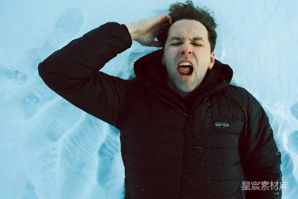 高清摄影 穿着黑色拉链夹克的男人站在被雪覆盖的地上，在白天。