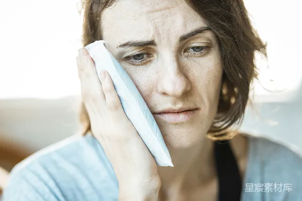高清摄影 穿着黑色背心的女人手持白色布料