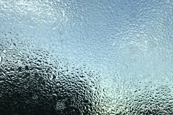 高清摄影 一扇窗户的特写，上面有雨滴。
