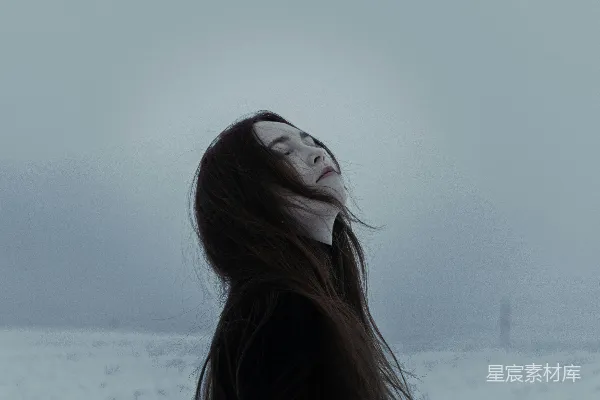 高清摄影 一头长黑发的女子在雪地里。