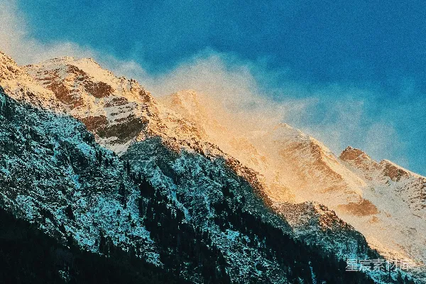 高清摄影 一座覆盖着雪的山，背景是蓝天。