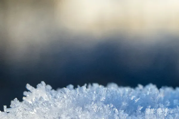 高清摄影 一张被雪覆盖的表面的特写照片