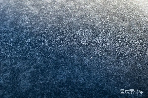 高清摄影 一张黑白照片，地面上覆盖着积雪。