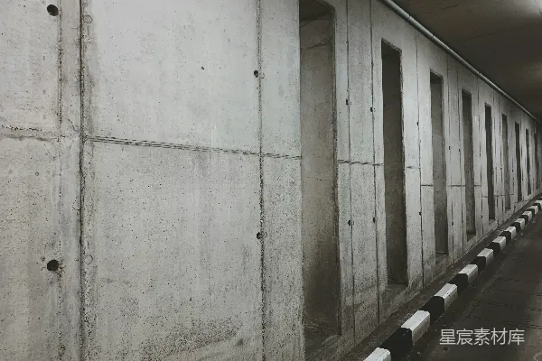 高清摄影 停车场里一排混凝土墙