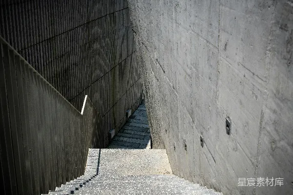 高清摄影 一座混凝土建筑的棱角楼梯向下延伸。