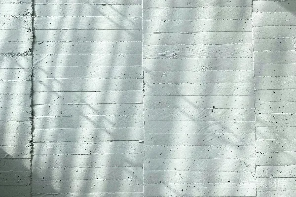 高清摄影 一面白砖墙，墙上有一个钟表。
