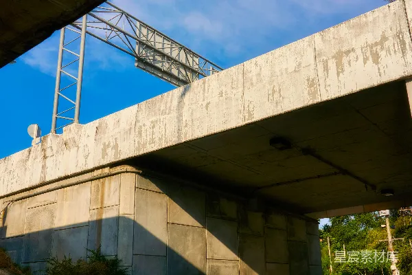 高清摄影 混凝土高架桥在下面的道路上投下阴影