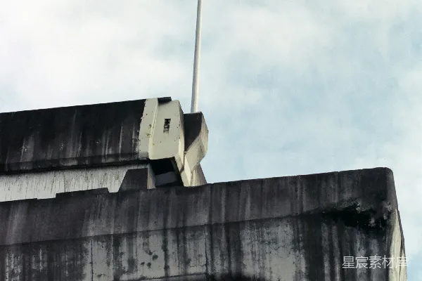 高清摄影 混凝土桥上的路灯映衬着天空