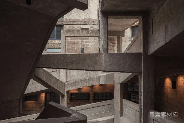 高清摄影 复杂的混凝土建筑，带有几何形状。