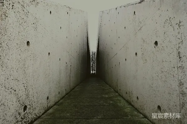 高清摄影 一条通往光明的狭窄混凝土走廊。