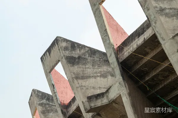 高清摄影 一排混凝土结构，背景是天空。