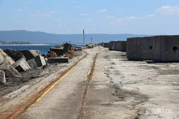 高清摄影 一条靠近水体的道路